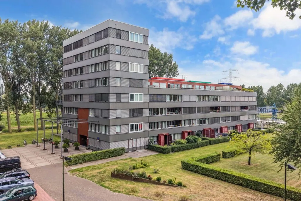 Tussenwoning te koop: Charlotte van Pallandtlaan 10, Almere