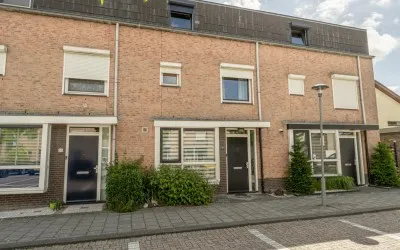 Tussenwoning te koop: Chopinplein 40, Oud-Beijerland Poortwijk Oud-Beijerland