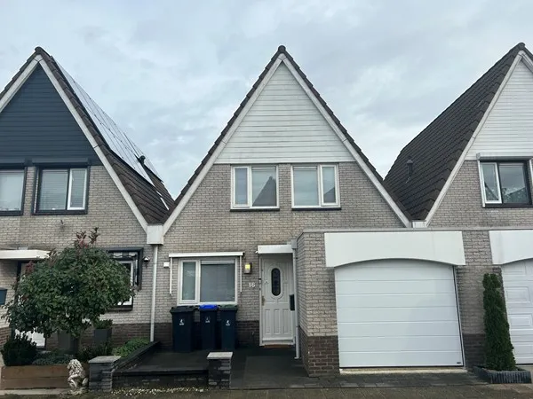 Terraced house for rent: Chopinstraat 16, Logendal Hellevoetsluis