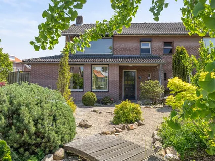 Twee-onder-één-kap te koop: Chrysantenstraat 32, Bloemenwijk Veghel
