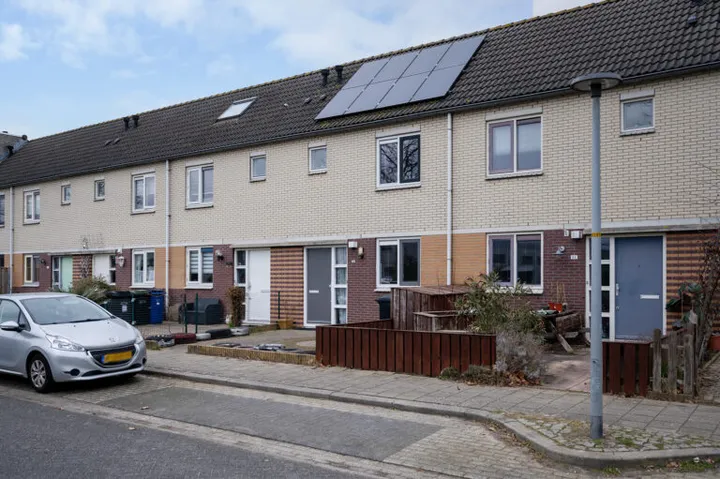 Tussenwoning te koop: Clare Lennartstraat 86, Literatuurwijk Noordoost Almere