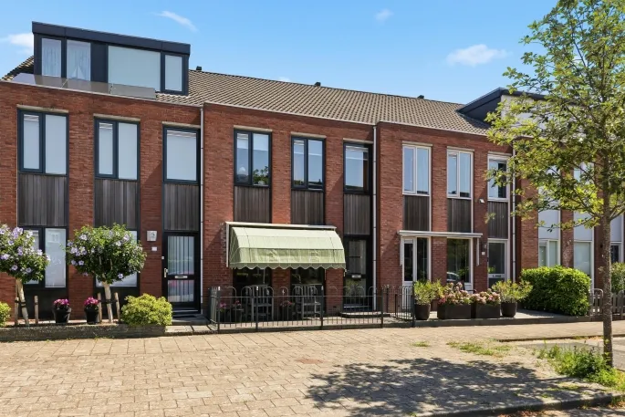 Tussenwoning te koop: Claude Debussystraat 24, Rooswijk Noord Zaandijk