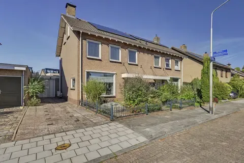 Twee-onder-één-kap te koop: Clauslaan 5, Vlijmen