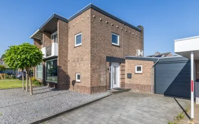 Twee-onder-één-kap te koop: Clausstraat 22, Oud Nieuwenhagen Landgraaf