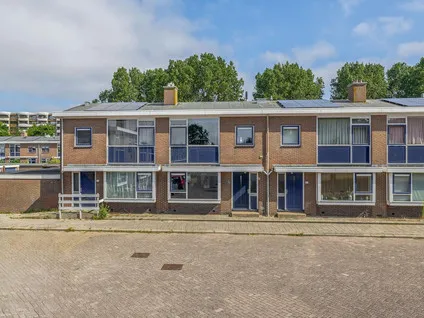 Tussenwoning te koop: Commandeursplein 18, Walvisvaarderbuurt Den Helder