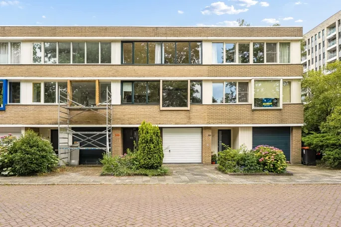 Tussenwoning te koop: Commissaris De Quaylaan 300, De Kruiskamp 'S-Hertogenbosch