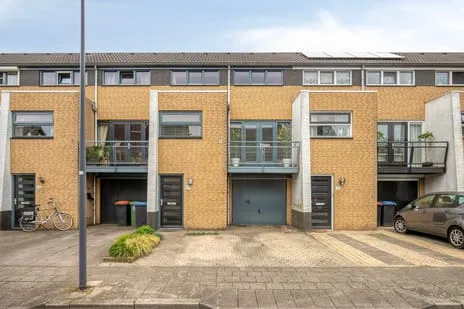 Tussenwoning te koop: Commissaris van der Hartenlaan 12, De Kruiskamp 'S-Hertogenbosch