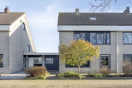 Tussenwoning te koop: Componistenpad 4, Hellevoetsluis