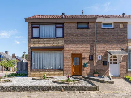 Twee-onder-één-kap te koop: Const Huygensstraat 26, Elsloo Elsloo
