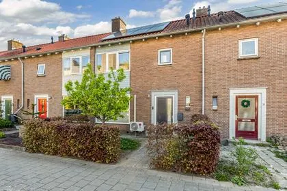 Tussenwoning te koop: Cornelis Dirkszstraat 17, Emmeloord-Centrum-Tussen Gracht en Vaart Emmeloord