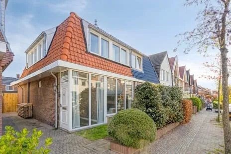 Twee-onder-één-kap te koop: Cornelis Matersweg 102, Plantage Beverwijk