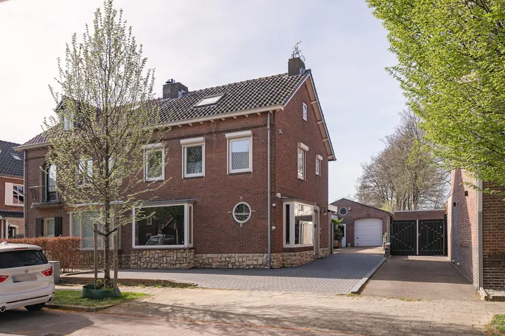 Twee-onder-één-kap te koop: Cornelisstraat 7, Geleen
