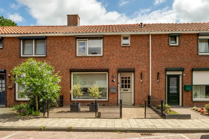 Terraced house for sale: Couwenberghstraat 4, Hoogerheide Hoogerheide