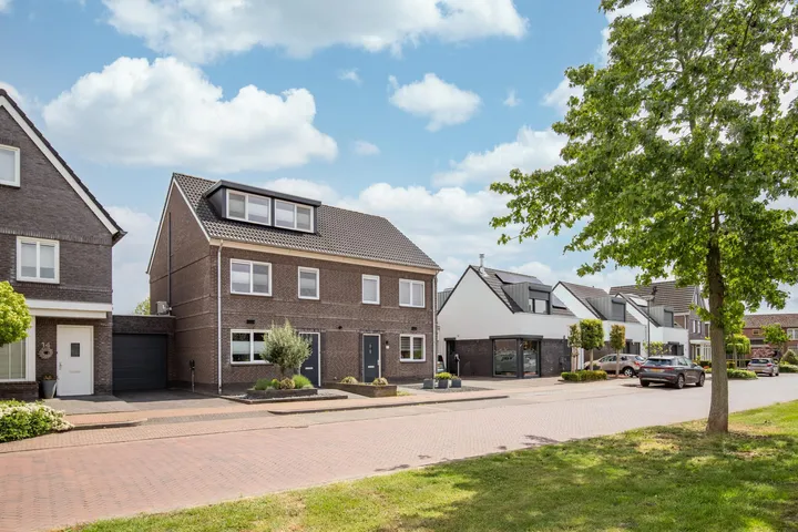 Twee-onder-één-kap te koop: Craenberglaan 12, Herkenbosch Herkenbosch
