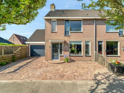 Corner house for sale: Crocussenstraat 10, Breezand (woonkern) Breezand