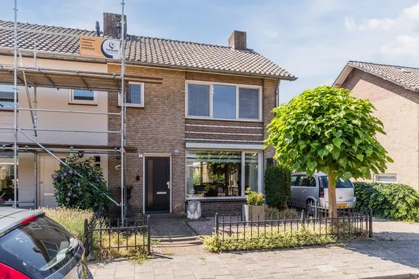 Twee-onder-één-kap te koop: Crocusstraat 11, Hoevenseveld Uden