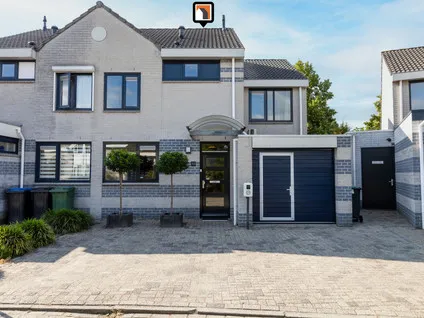 Twee-onder-één-kap te koop: Cyclaamberg 58, De Krogten Roosendaal