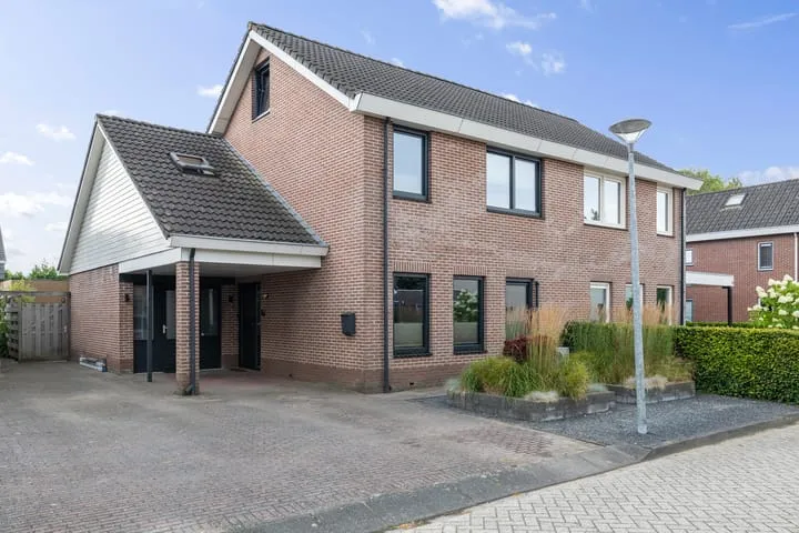 Twee-onder-één-kap te koop: De Bargies 21, Barger-Oosterveld Emmen