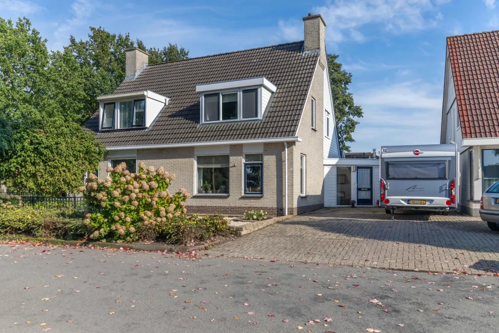 Tussenwoning te koop: De Buizerd 34, Surhuisterveen