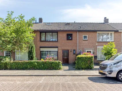 Tussenwoning te koop: De Coubertinlaan 51, Bloemenoord Waalwijk