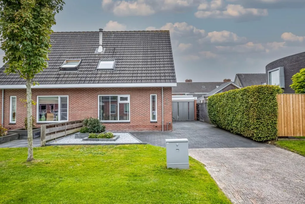 Twee-onder-één-kap te koop: De Elzen 62, Harkema