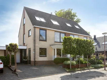 Tussenwoning te koop: De Kievit 40, Het Bosje Elst Ut