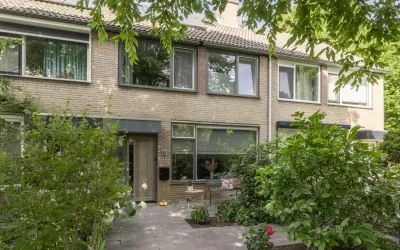 Tussenwoning te koop: De Laagjes 15, Heinenoord Woonkern Heinenoord
