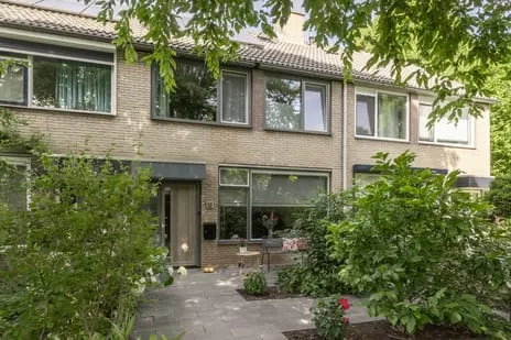 Terraced house for sale: De Laagjes 15, Heinenoord Woonkern Heinenoord