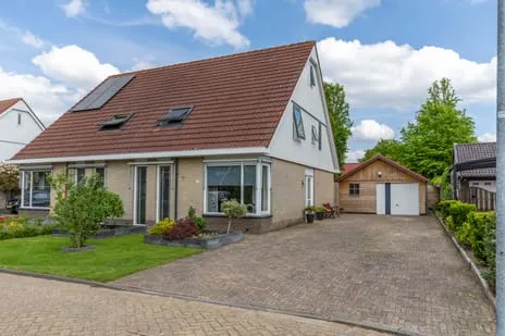 Twee-onder-één-kap te koop: De Oever 4, Opende-West Opende
