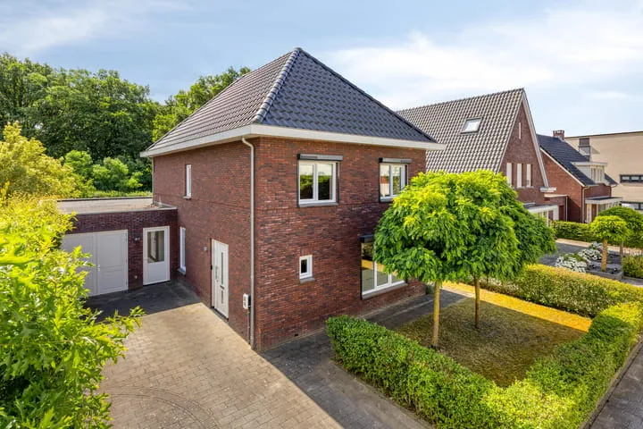 Vrijstaande woning te koop: De Oever 50, Martin Giessen-Bosstraat Swalmen