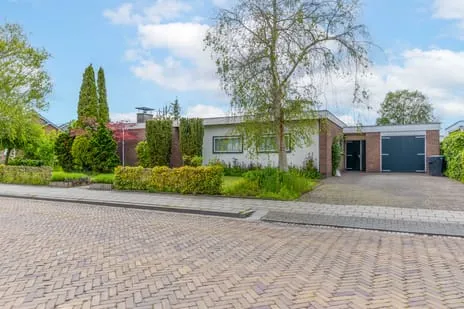 Vrijstaande woning te koop: De Omloop 10, Surhuisterveen Surhuisterveen