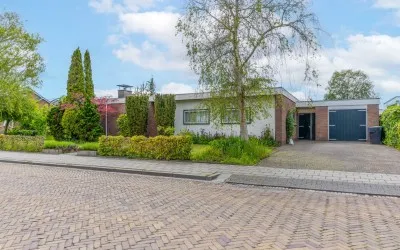 Vrijstaande woning te koop: De Omloop 10, Surhuisterveen Surhuisterveen