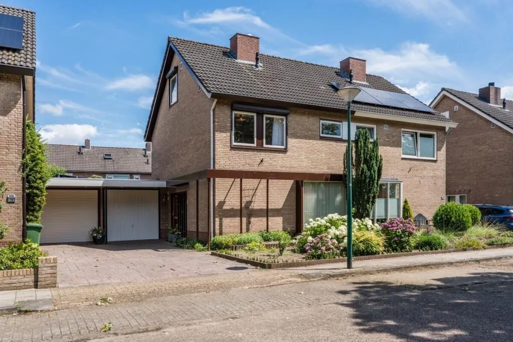 Tussenwoning te koop: de Quaylaan 74, Grave