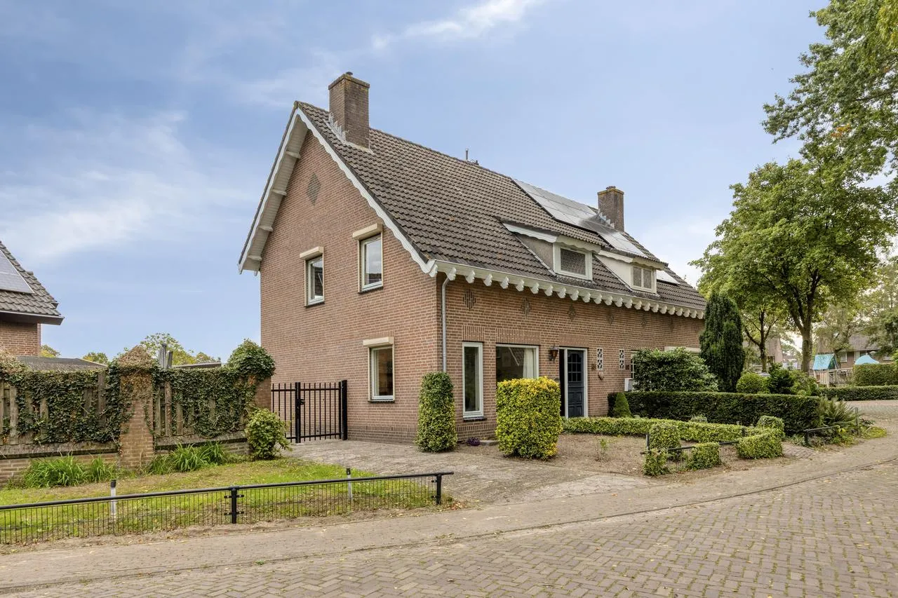 Twee-onder-één-kap te koop: De Rosmolen 34, Geffen