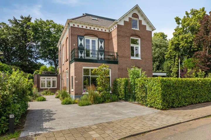 Detached house for sale: de Ruijterlaan 18, Velp-Noord boven spoorlijn Velp (Ge)