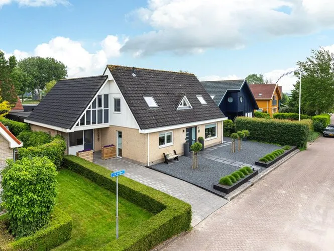 Vrijstaande woning te koop: De Strikel 1, Deinum Deinum