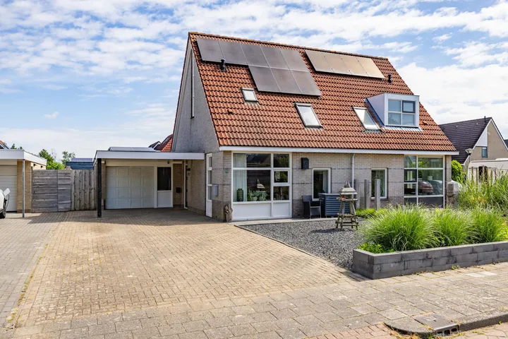 Twee-onder-één-kap te koop: De Swingel 12, Menaam West Menaam