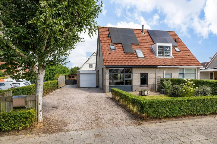 Twee-onder-één-kap te koop: De Swingel 16, Menaam West Menaam