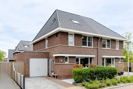 Twee-onder-één-kap te koop: De Zwerm 12, Winkel Bomenbuurt en Winkelmadepark Winkel