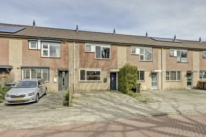 Tussenwoning te koop: De Deel 72, De Baan Biddinghuizen