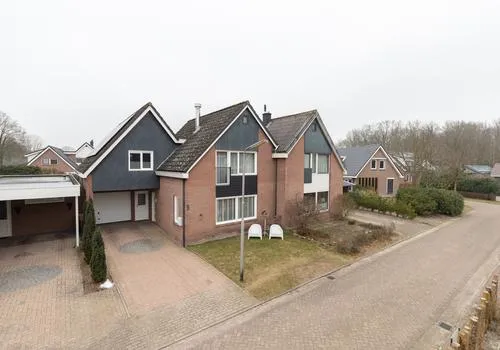 Twee-onder-één-kap te koop: De Laak 5, Pesse kern Pesse