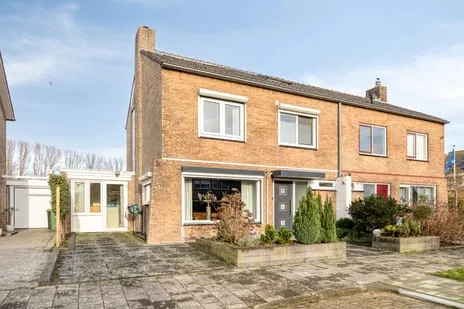 Twee-onder-één-kap te koop: De Mey van Streefkerklaan 4, Paauwenburg West Vlissingen
