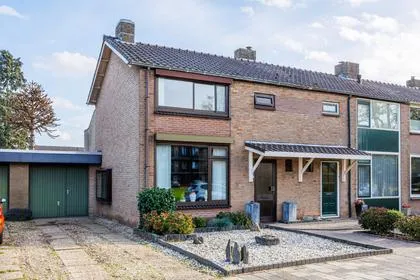 Tussenwoning te koop: de Ruyterstraat 10, Weurt-Zuid Weurt