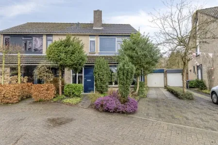Twee-onder-één-kap te koop: Debussylaan 58, Componistenbuurt West Assen