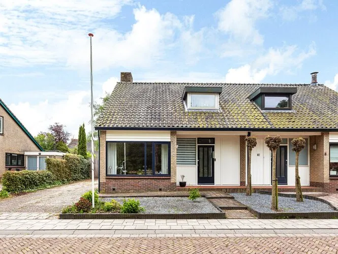 Twee-onder-één-kap te koop: Dekamalaan 9, Stadsfenne Sneek