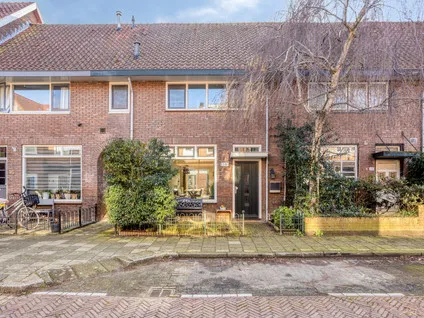 Tussenwoning te koop: Deken Waarestraat 18, Sint Aagtendorp Beverwijk