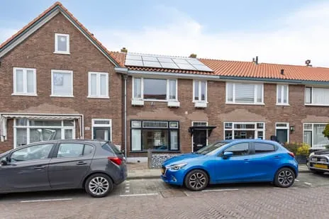 Tussenwoning te koop: Deken Waarestraat 56, Sint Aagtendorp Beverwijk