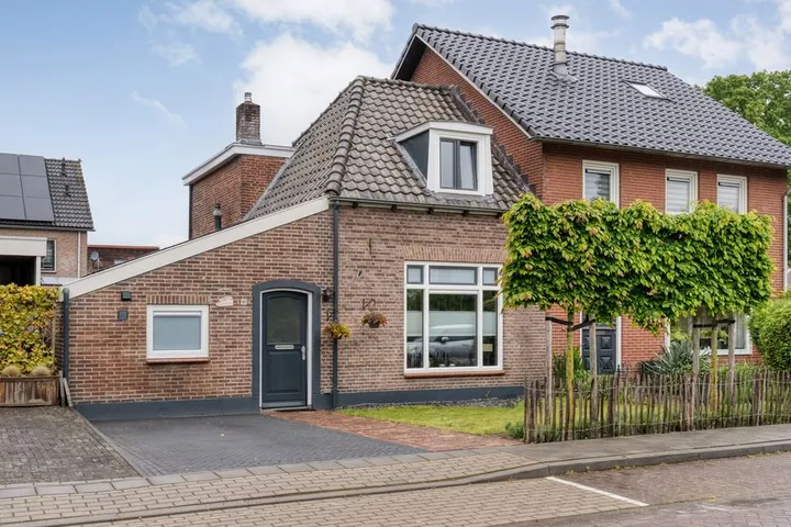 Twee-onder-één-kap te koop: Deldensestraat 161, Nieuwland Almelo