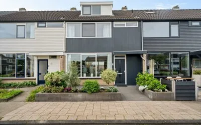 Terraced house for sale: Deltastraat 128, Emmeloord-Espelervaart-Rivierenbuurt Emmeloord