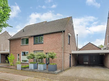 Tussenwoning te koop: Deneburg 12, Reusel Reusel